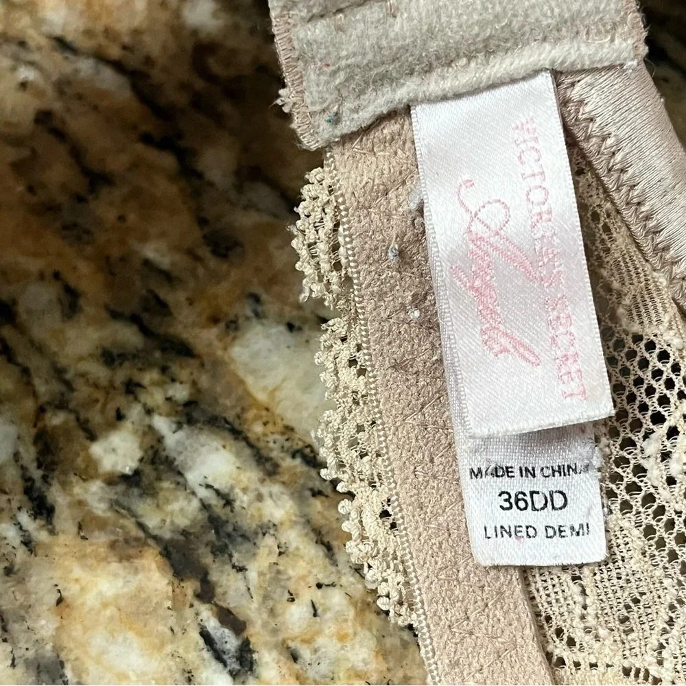 Victoria’s Secret Romantic Lace Underwire Bra 36DD Beige Nude Padded Adjustable